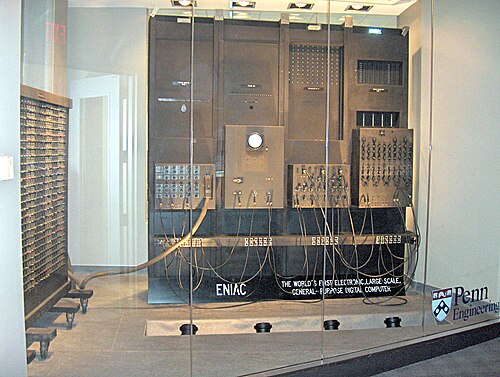ENIAC — 최초의 범용 전자 컴퓨터 (1945). 방 하나를 가득 채운 30톤짜리 기계.