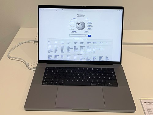MacBook Pro — AI 코딩 도구가 실행되는 현대의 개발 환경
